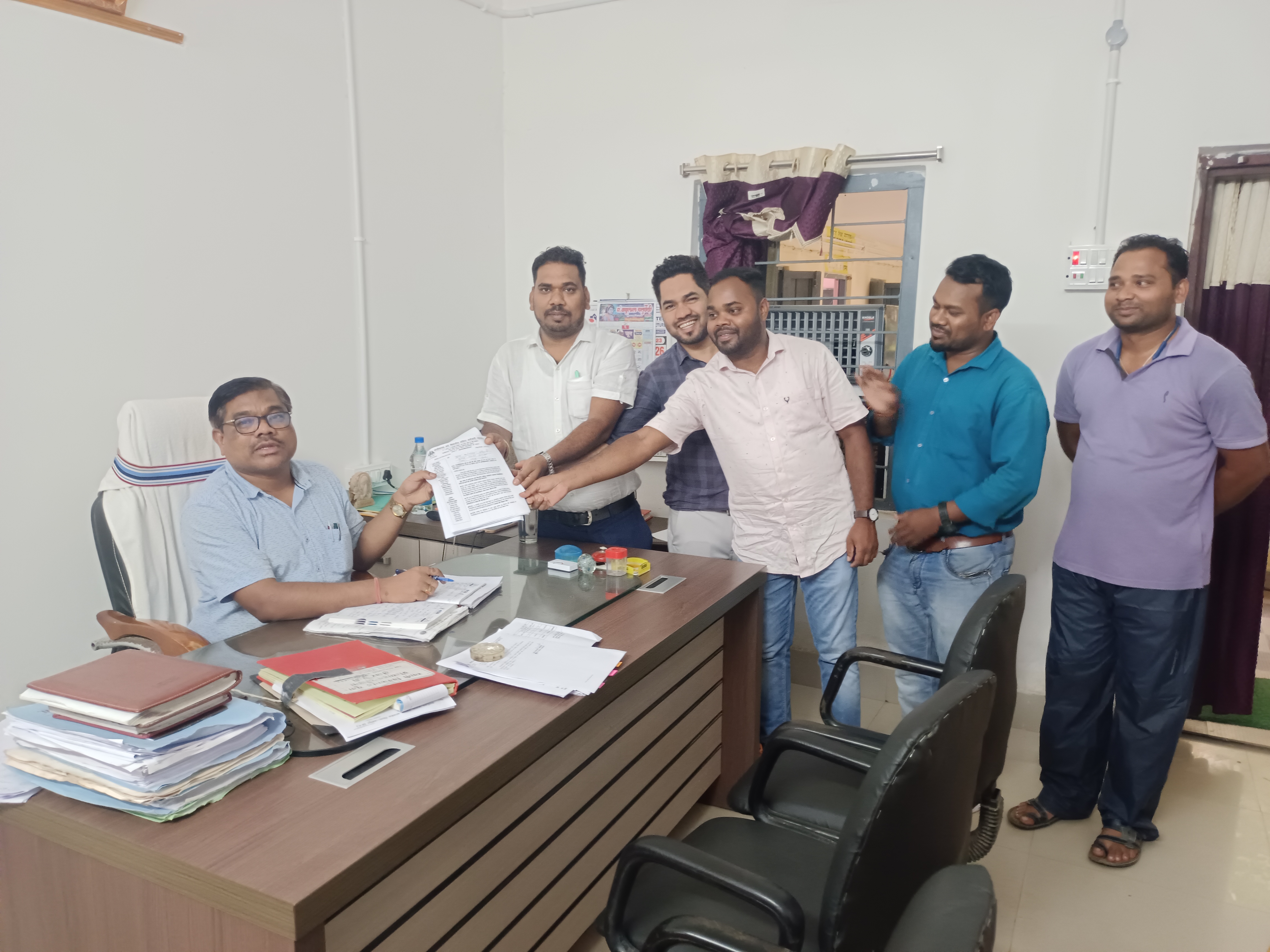 नियमितीकरण की मांग को लेकर अब सविंदा कर्मचारी करेगें अनिश्चितकालीन हड़ताल,सीईओ को ज्ञापन सौंपकर किया एलान