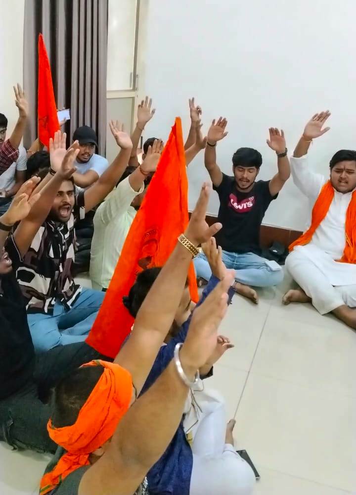 पीजी काॅलेज अम्बिकापुर के प्रोफेसर द्वारा हिन्दू देवी-देवताओं के अपमान के विरोध में एबीवीपी ने किया प्रदर्शन, सौंपा ज्ञापन