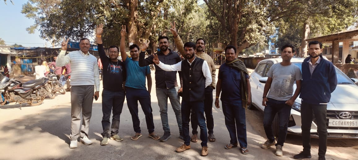 बिहार विधानसभा चुनाव  में एनडीए को रुझानों में अजेय बढ़त मिलने पर लुण्ड्रा भाजपाईयों ने  मिठाई खिला आतिशबाजि कर मनाय जीत का जश्न 