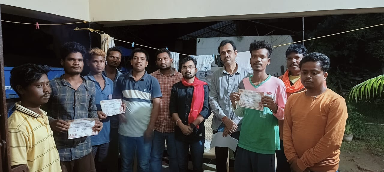 भाजयुमो के आव्हान पर युवा मतदाताओं को भेंट किया जा रहा है अभिनंदन पत्र,साथ ही केंद्र सरकार की योजनाओं को भी लोगों तक पहुंचाया