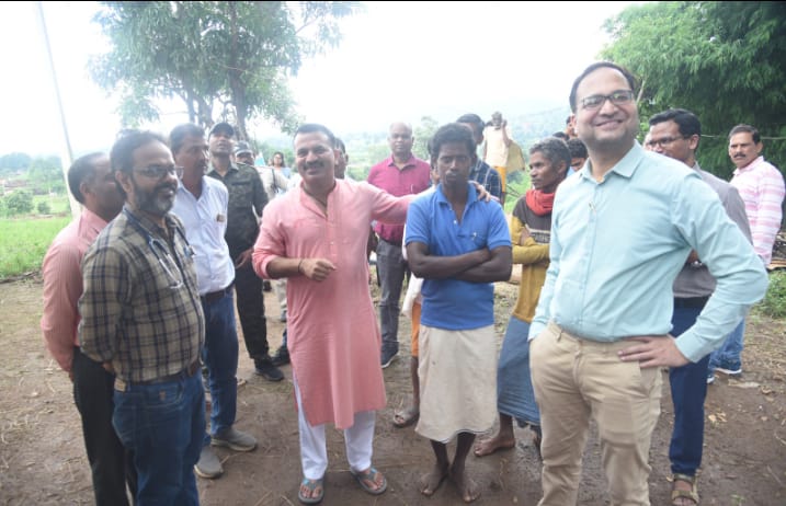 लुण्ड्रा विखं के अंतिम छोर नागम जामझरिया  पहुंचकर कलेक्टर ने लिया विकास कार्यों का जायजा, पहाड़ी कोरवा परिवारों से की मुलाकात 