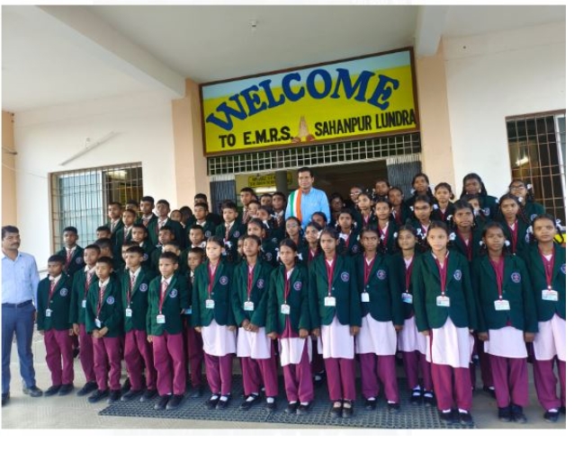 लुन्ड्रा एकलव्य आवासीय विद्यालय घंघरी में मोहन मरकाम ने बच्चों को शासन द्वारा प्रदत सुविधाओं वह व्यवस्थाओं का लिया जायजा 