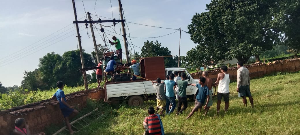 ग्रामीणों को मिली अंधेरे से निजात, डीडीसी सालिक साय के पहल के बाद गांव में लगा ट्रांसफार्मर......