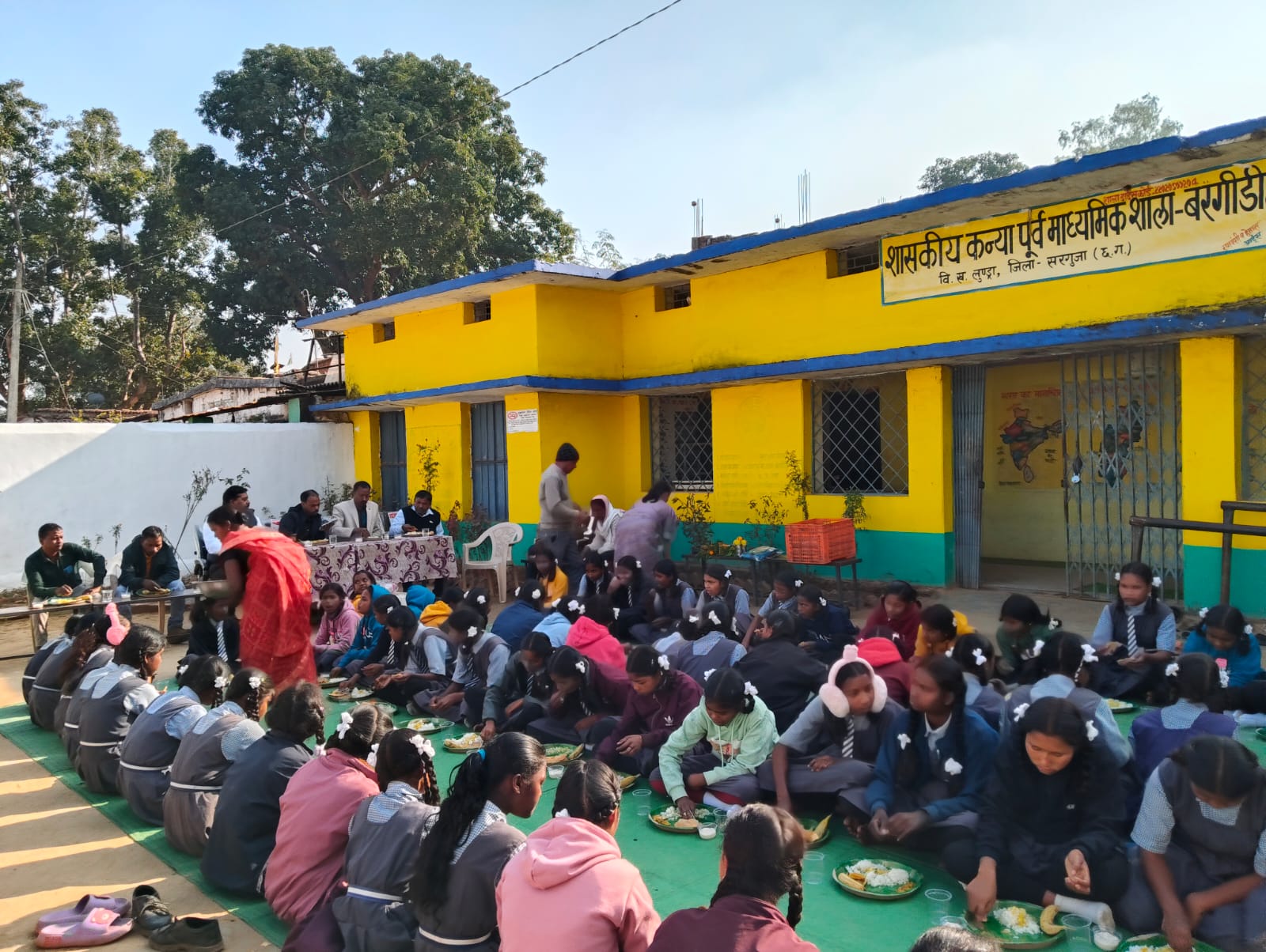 शासकीय कन्या पूर्व माध्यमिक शाला बरगीडीह में न्योता भोज का आयोजन 