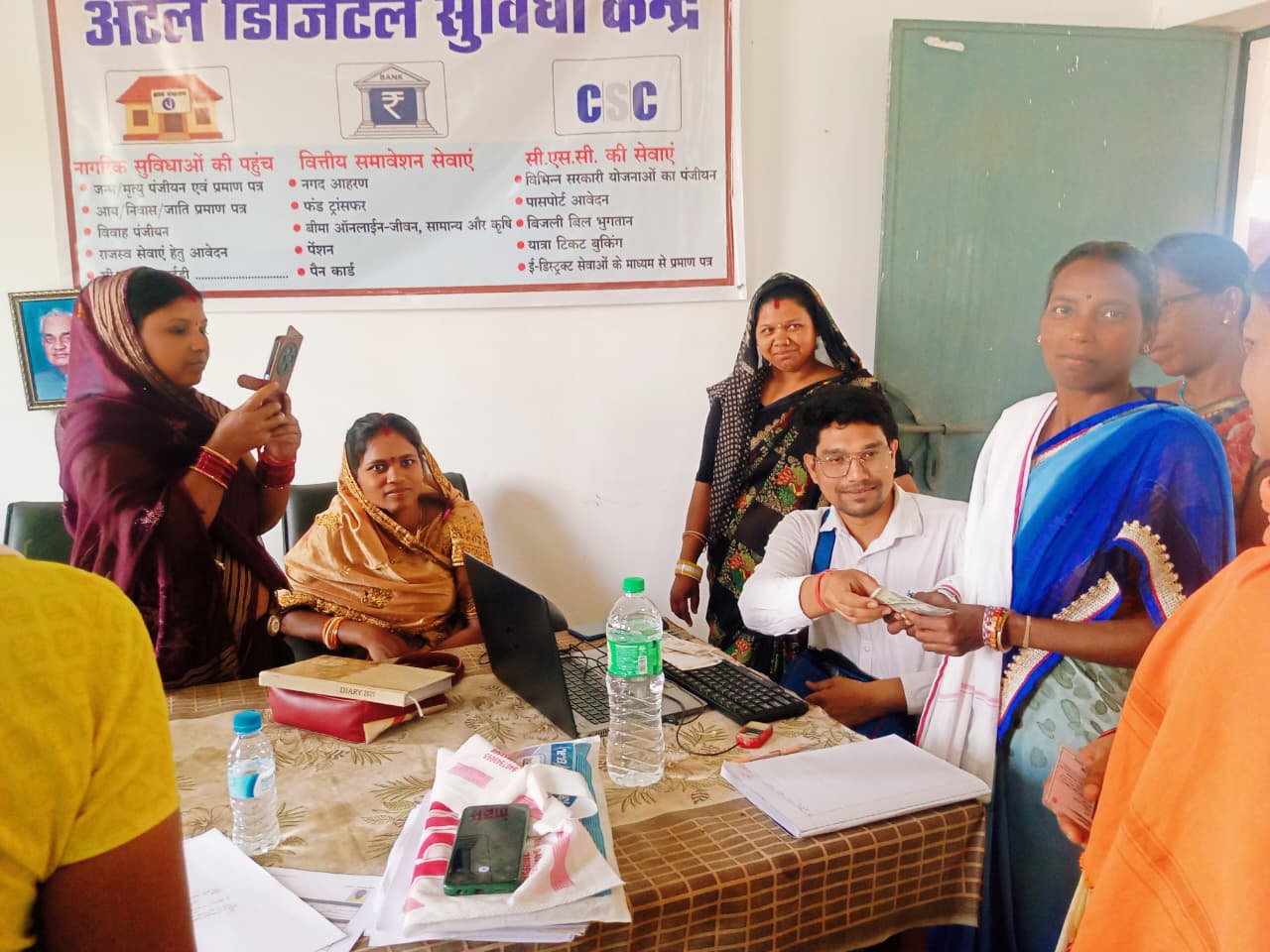 अटल डिजिटल सुविधा केंद्र में ग्रामीणों को मिल रही है सरकारी सेवाओं और योजनाओं  का लाभ