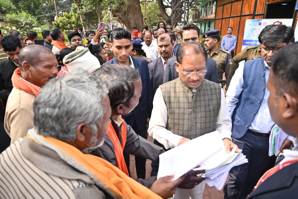 मुख्यमंत्री श्री विष्णुदेव साय ने बगिया में आम नागरिकों से मुलाकात करके लोगों की मांगों और समस्याओं को सुना, निराकरण करने का दिया भरोसा 