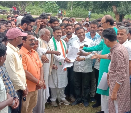 लुण्ड्रा विधानसभा से पुर्व विधायक भोला सिंह के अगुवाई में दलबल के साथ जनपद अध्यक्ष गंगाराम ने भरा नामांकन जिला पंचायत अध्यक्ष मधु सिंह सहित कुल 8 दावेदारों ने पेश की दावेदारी