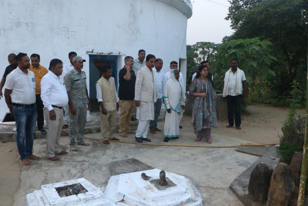 पद्मश्री माता राजमोहिनी देवी के समाधि स्थल एवं आश्रम का कलेक्टर ने किया अवलोकन