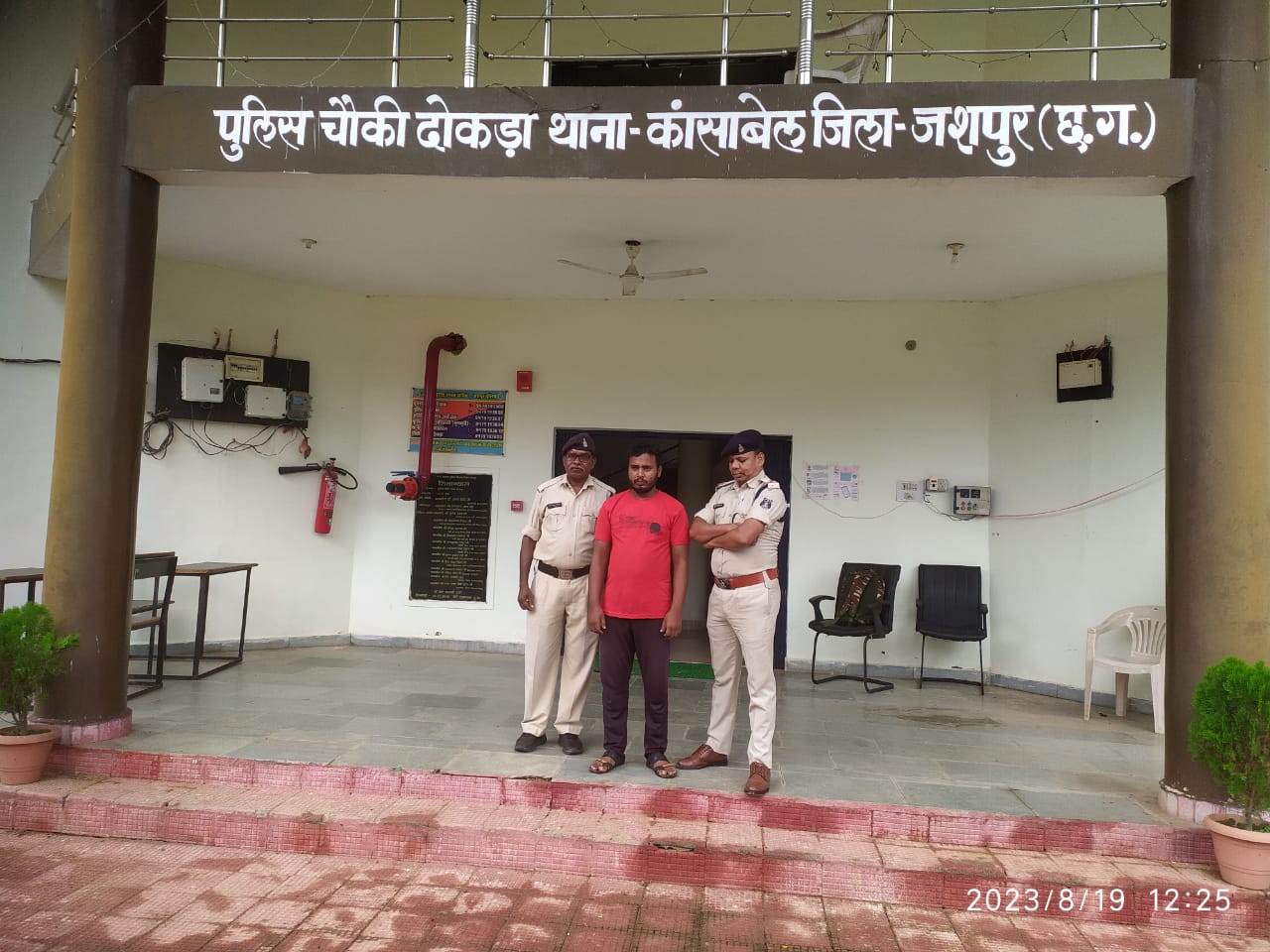 ब्रेकिंग न्यूज–प्रतिबंधित कफ सिरफ की तस्करी करने वाला अंतरराज्यीय तस्कर पुलिस के हत्थे चढ़ा, ट्रक में इस तरह से किया जा रहा था तस्करी