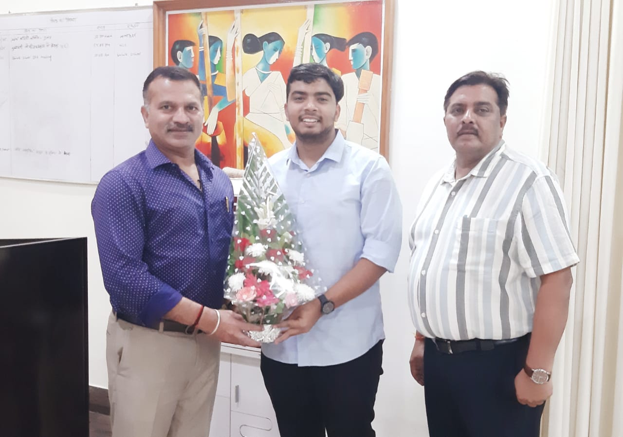 जेईई मेंस में 98.5% से बीटेक में चयन होने पर करन सिंह को कलेक्टर सरगुजा ने  किया सम्मानित 
