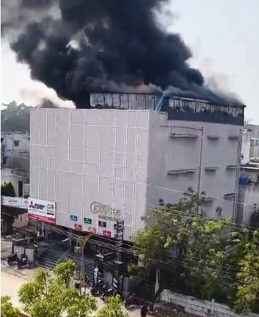  होम डेकोरेशन की दुकान में लगी भीषण आग