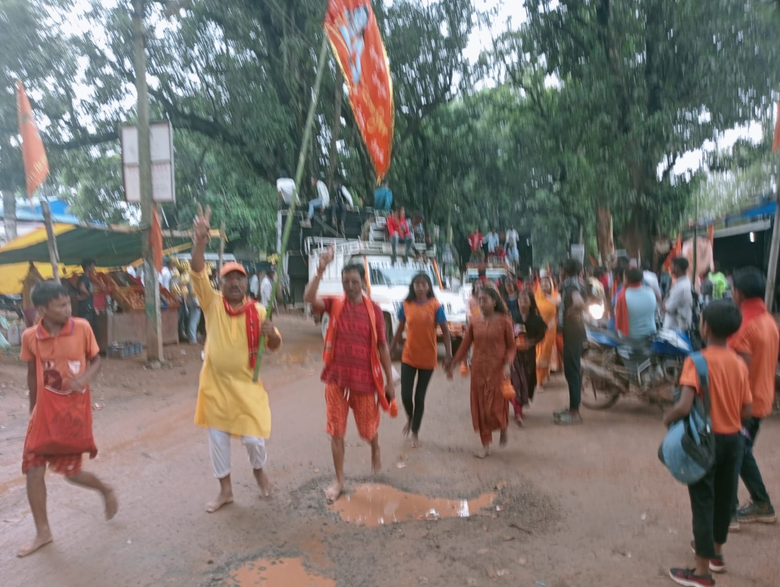 नंदोला देवी धाम से जल उठा हजारों  श्रद्धालुओं ने स्वयं प्रकट श्री बंजारीनाथ धाम बरडीह में किया जलाभिषेक