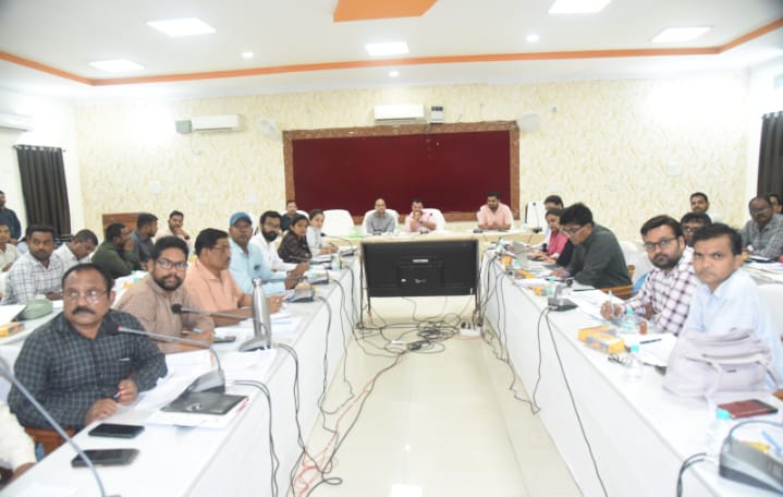 कलेक्टर सरगुजा विलास भोसकर ने ली पीएम आवास योजना ग्रामीण की समीक्षा बैठक 
