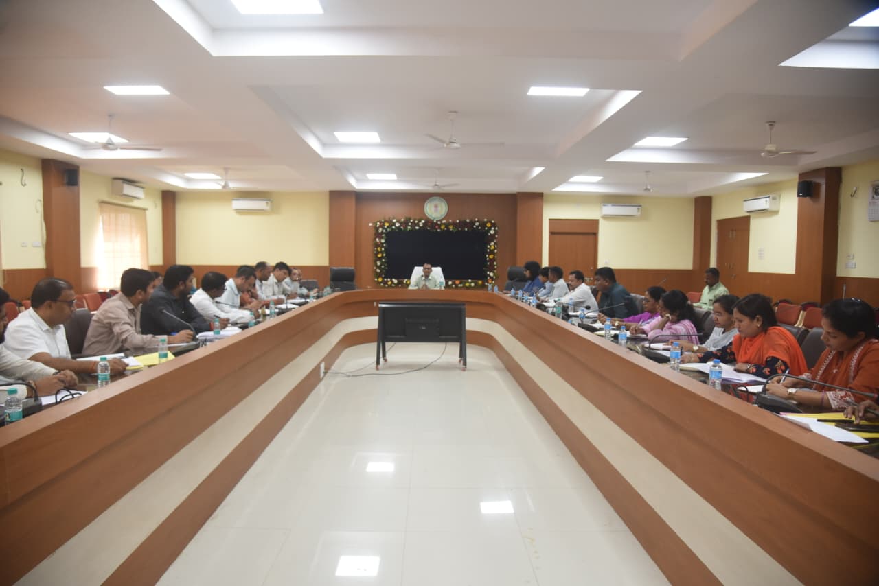 कलेक्टर श्री अजीत वसंत ने राजस्व अधिकारियों की ली समीक्षा बैठक