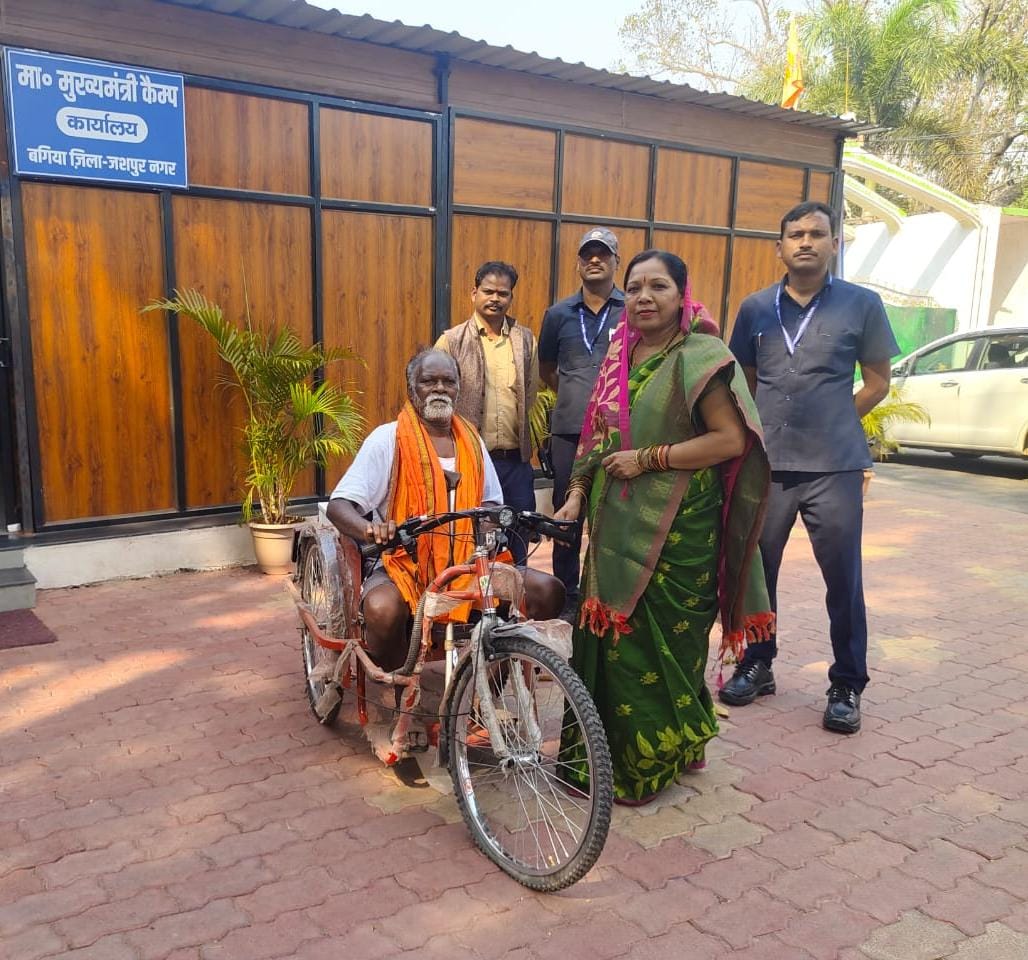मुख्यमंत्री कैंप कार्यालय में कलिंदर को मिली बैटरी चलित ट्राई साइकिल 