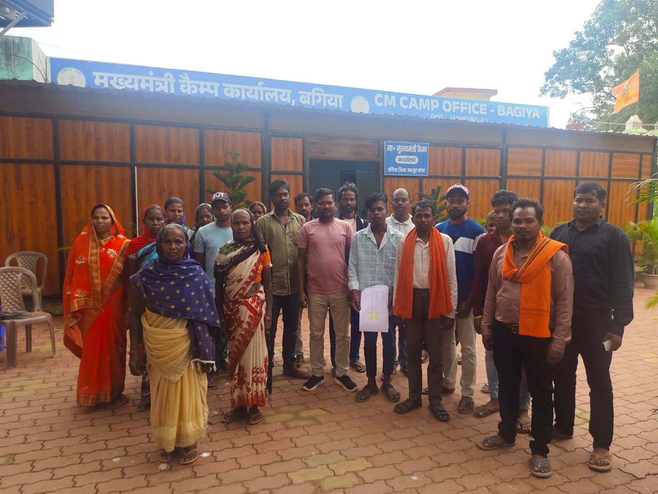 ग्रामीणों की मांग पर सड़क निर्माण को मिली मंजूरी, सीएम कैंप कार्यालय बगिया पहुंच कर मुख्यमंत्री श्री विष्णुदेव साय का जताया आभार, अब ग्रामीणों को आवागमन में होगी सुविधा