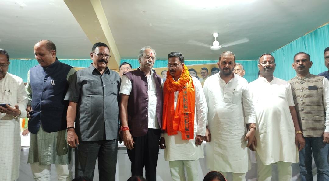 भाजपा ने सीतापुर में मारी सेंध कद्दावर आदिवासी नेता अनिल निराला ने अपने सैकड़ों  कार्यकर्ता के साथ कांग्रेस छोड़ भाजपा का थामा दामन।