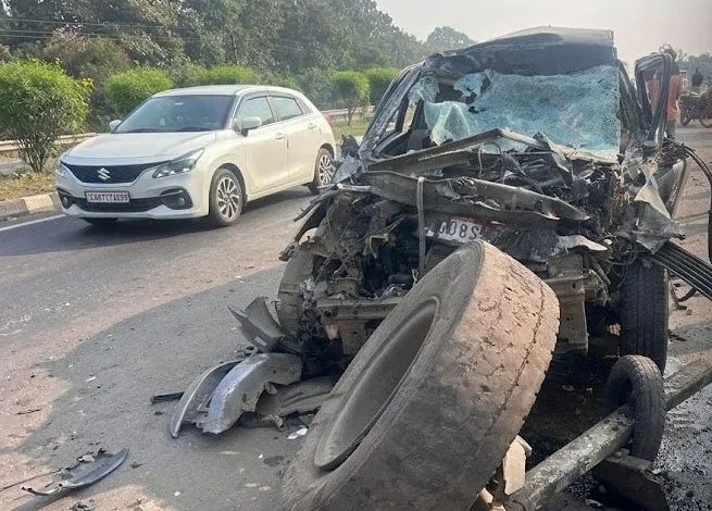 ओवरटेक करने के प्रयास में आगे चल रहे ट्रक के पीछे जा घुसी कार